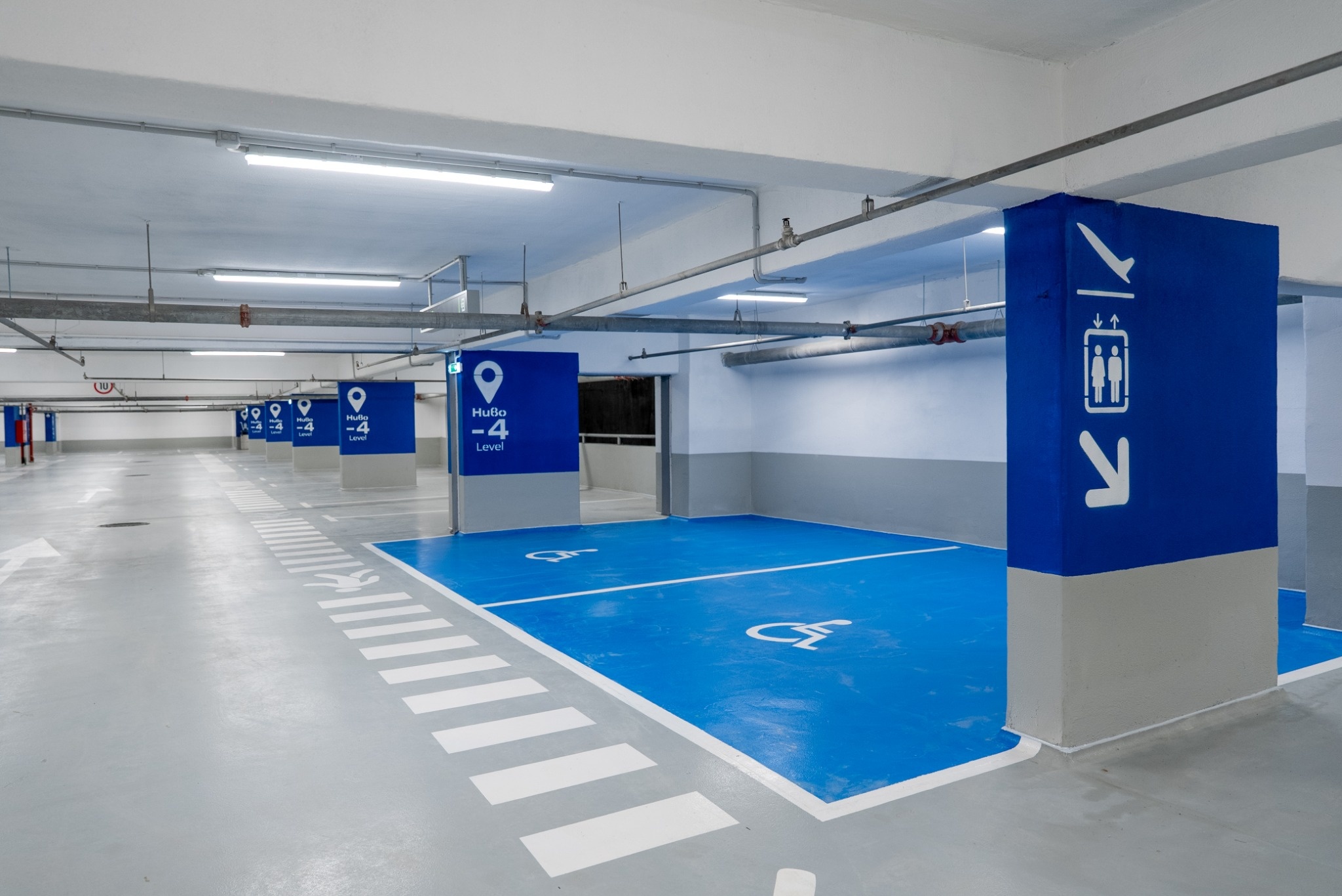 Пешеходна зона в паркинга на Sofia Airport